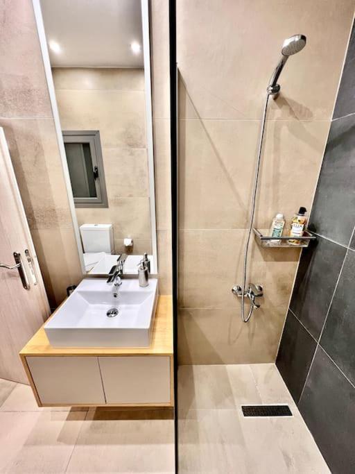 Lovely 1-Bedroom 2 Minutes From Beach Atene Esterno foto
