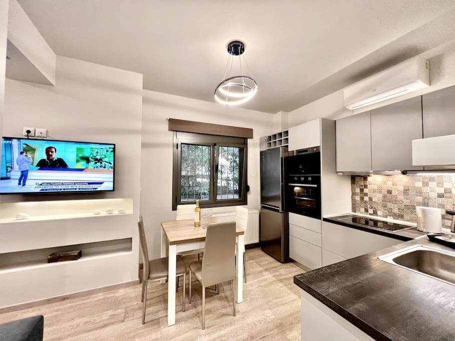 Lovely 1-Bedroom 2 Minutes From Beach Atene Esterno foto