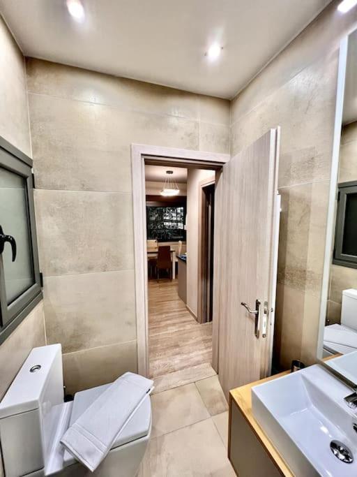 Lovely 1-Bedroom 2 Minutes From Beach Atene Esterno foto