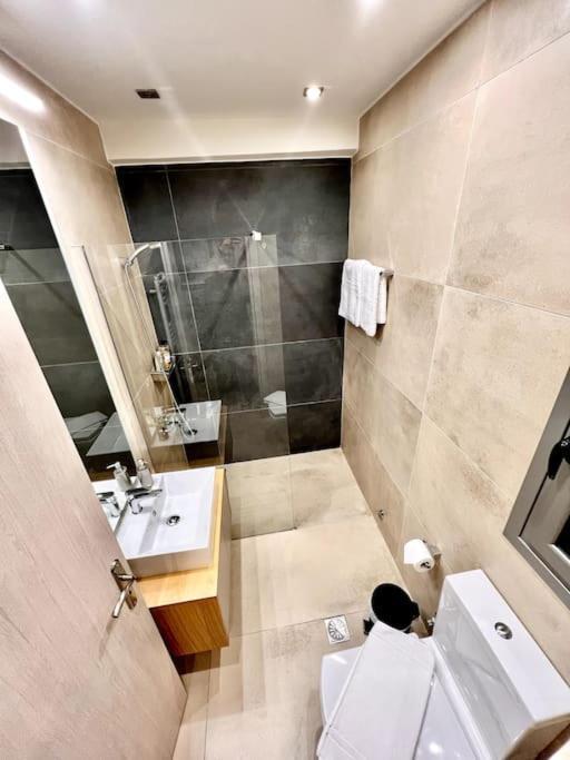Lovely 1-Bedroom 2 Minutes From Beach Atene Esterno foto
