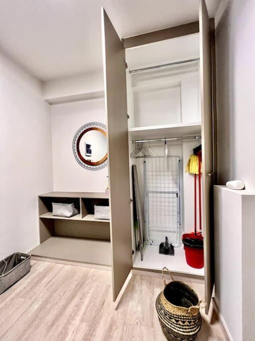 Lovely 1-Bedroom 2 Minutes From Beach Atene Esterno foto
