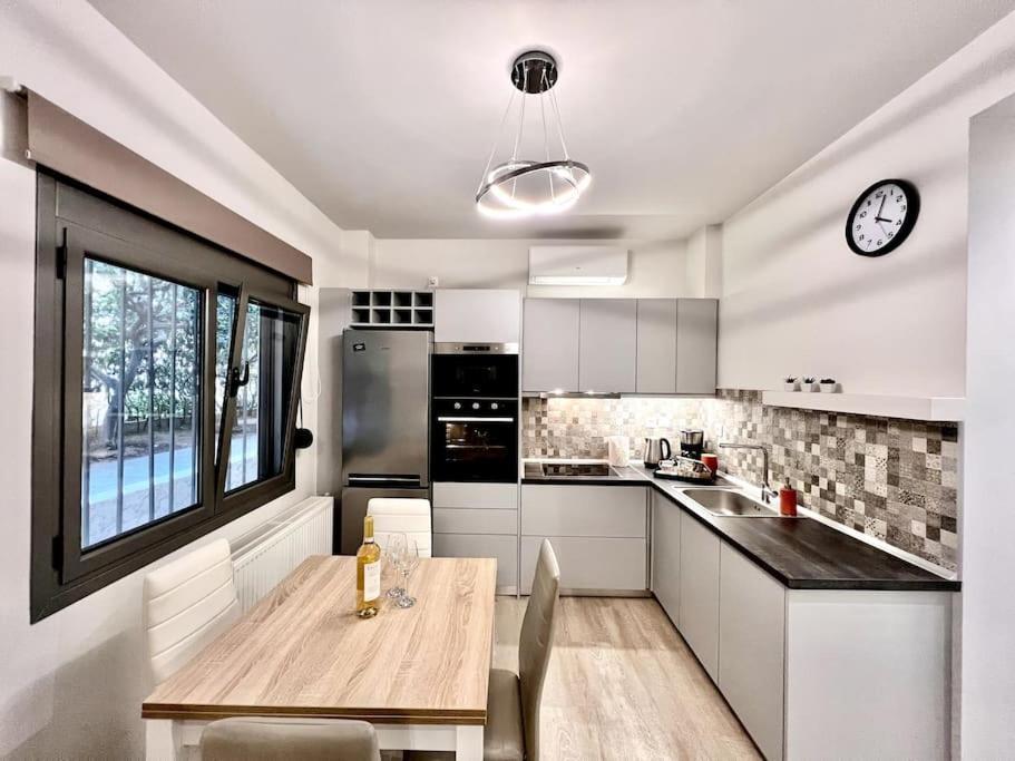 Lovely 1-Bedroom 2 Minutes From Beach Atene Esterno foto