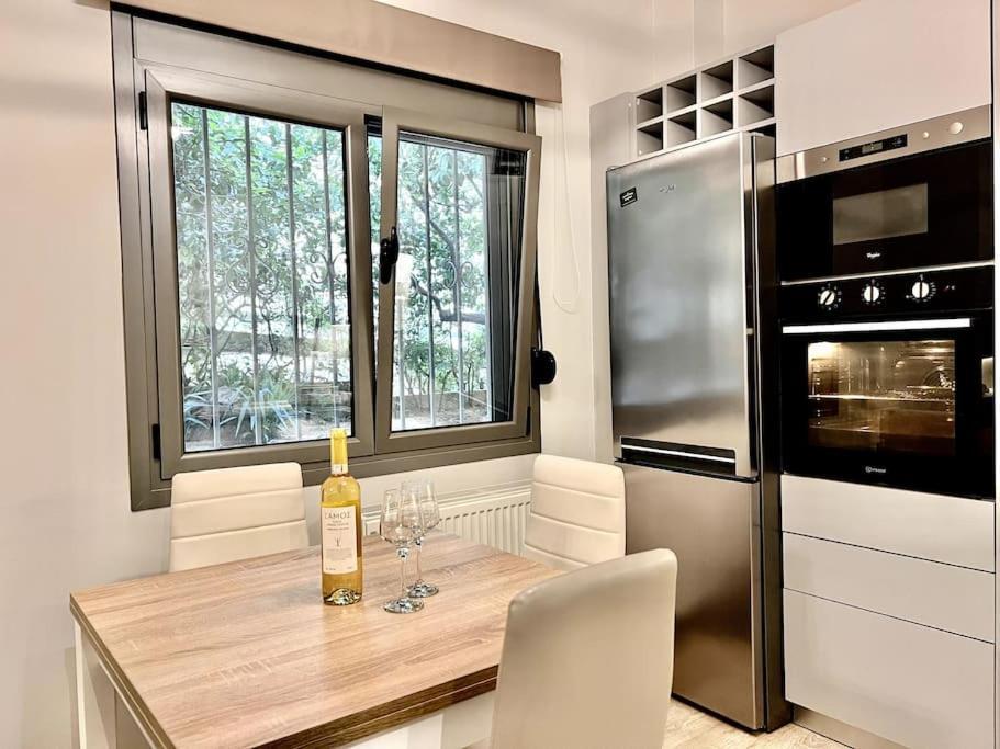 Lovely 1-Bedroom 2 Minutes From Beach Atene Esterno foto