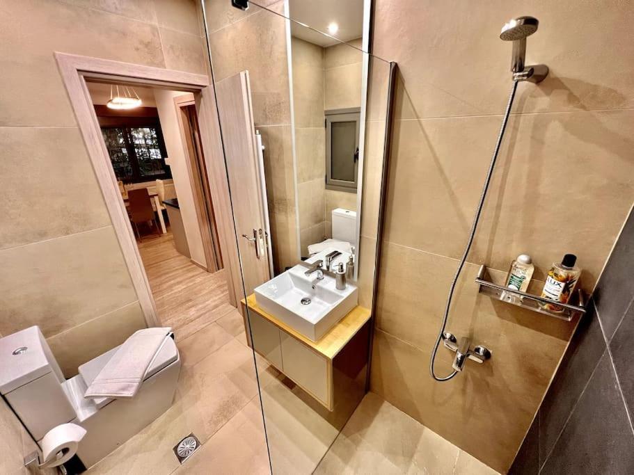 Lovely 1-Bedroom 2 Minutes From Beach Atene Esterno foto