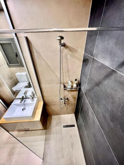 Lovely 1-Bedroom 2 Minutes From Beach Atene Esterno foto